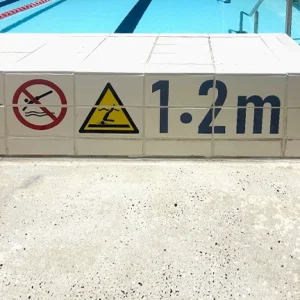 Pool warning tile with permanent glazed finish, resistant to chlorine, saltwater and UV exposure.